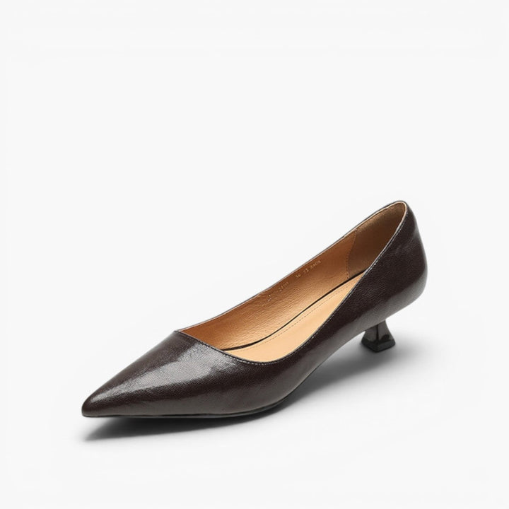 Cushioned insole of a pointed leather low pump