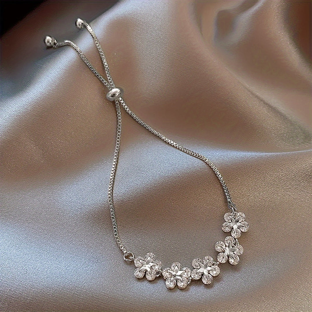 Zircon Flower Bracelet in White Gold