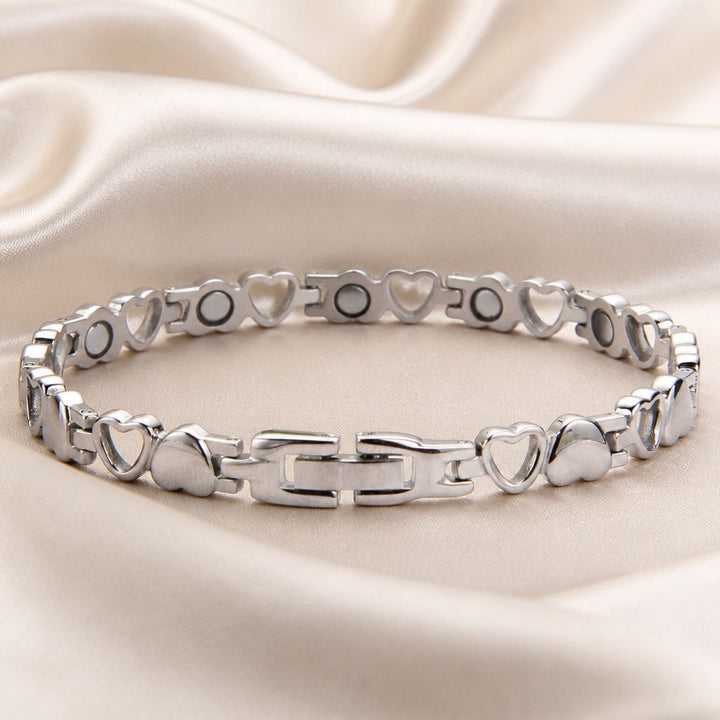 Sophisticated Heart-Embellished White Gold Bracelet