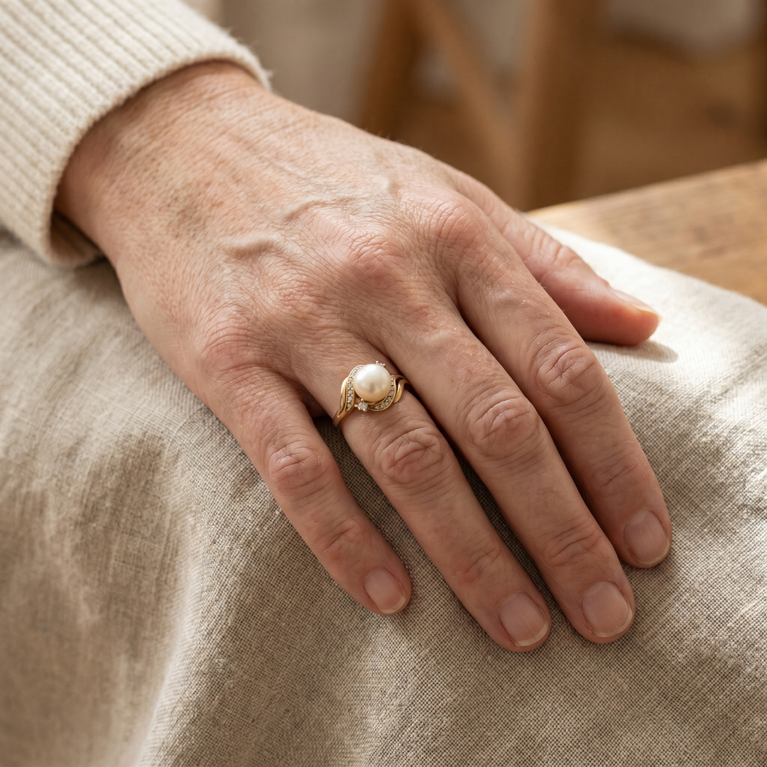 Elegant Ring with Pearl and Shiny Gold