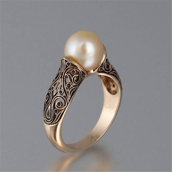 Vintage Ring in Pearls and Timeless Gold