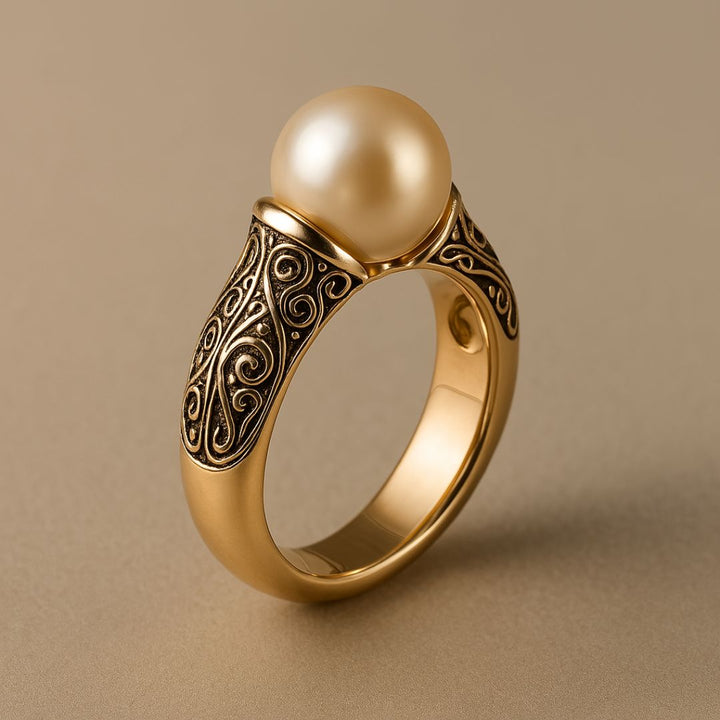 Vintage Ring in Pearls and Timeless Gold