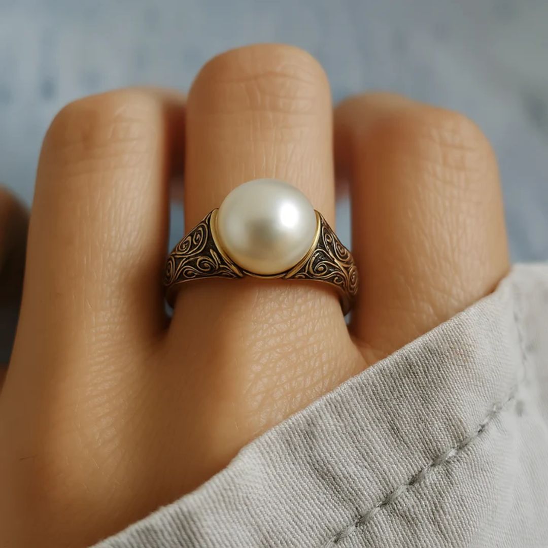 Vintage Ring in Pearls and Timeless Gold