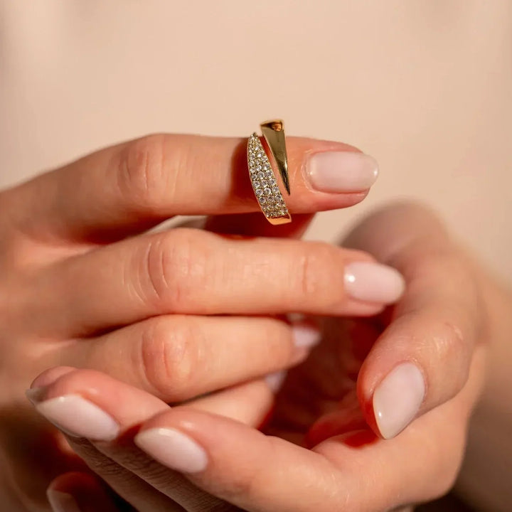 Chic Gold Ring Featuring a Dazzling Gemstone