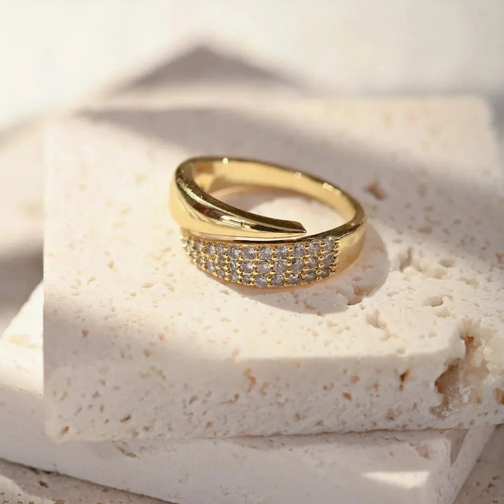 Chic Gold Ring Featuring a Dazzling Gemstone