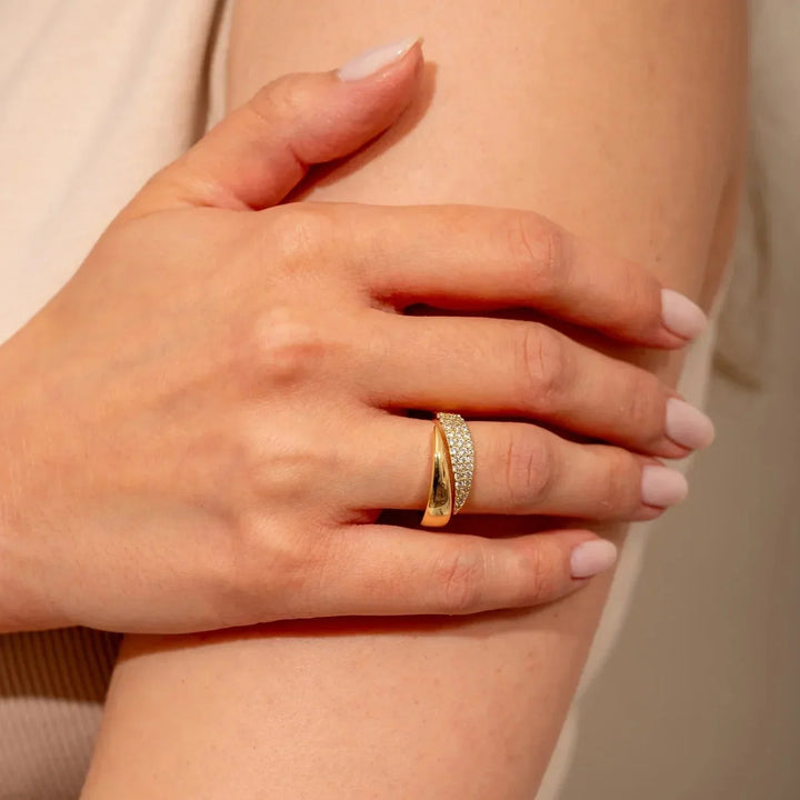 Chic Gold Ring Featuring a Dazzling Gemstone